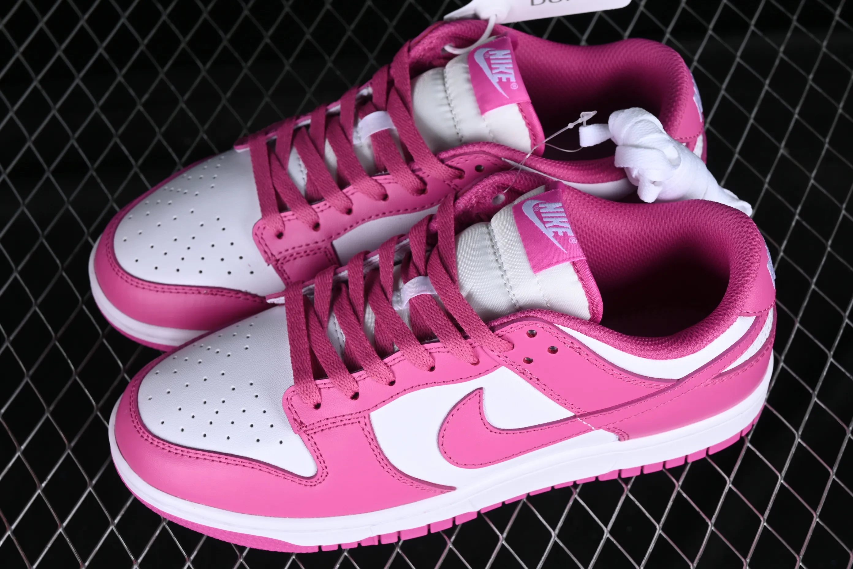 All categories Nk SB Dunk series Nk SB Dunk Low low-top sneakers N version Nk Dunk Low GS "Active Fuchsia" Barbie pink SB low-top casual sneakers FJ0704-100